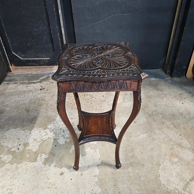 Late 19th Century Pretty English Oak Carved Top Shaped Leg Side Table For Sale - Image 11 of 11