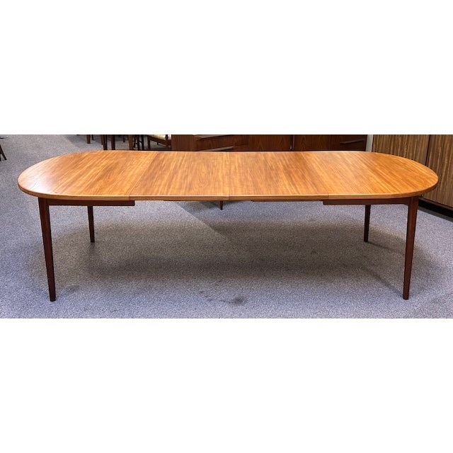 Mid Century Modern Extending Oval Dining Table c.1970 For Sale In San Francisco - Image 6 of 15