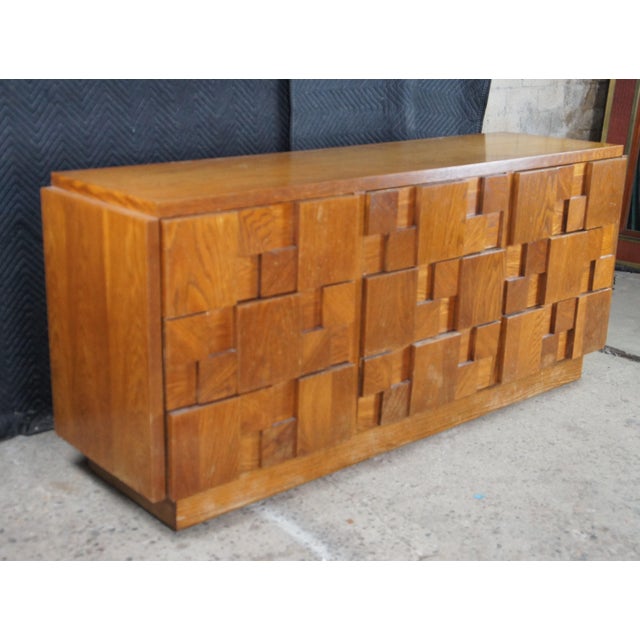 1970s 1970s Lane Staccato Mid Century Modern 9 Drawer Oak Brutalist Mirrored Dresser Lowboy For Sale - Image 5 of 13
