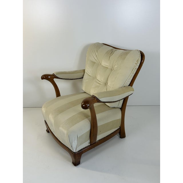 Vintage Reading Chair in the style of Paolo Buffa, 1950s, in Very Good conditions. Designed 1950 to 1959