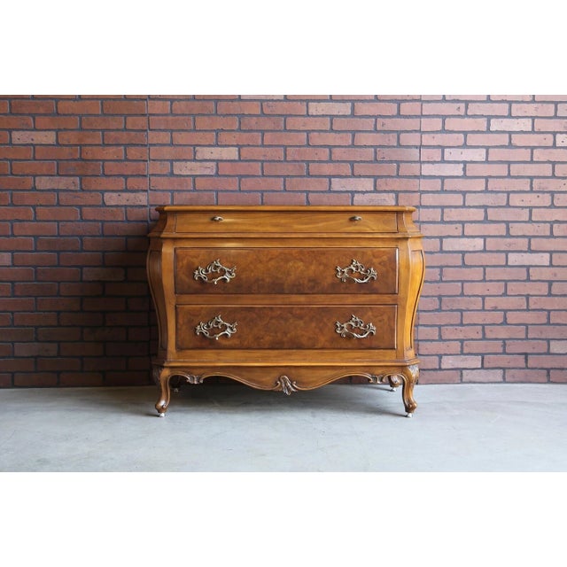 Late 20th Century Pair of French Provincial Nightstands ~ Bedside Chests ~ Chest of Drawers ~ by Karges For Sale In Dallas - Image 6 of 6