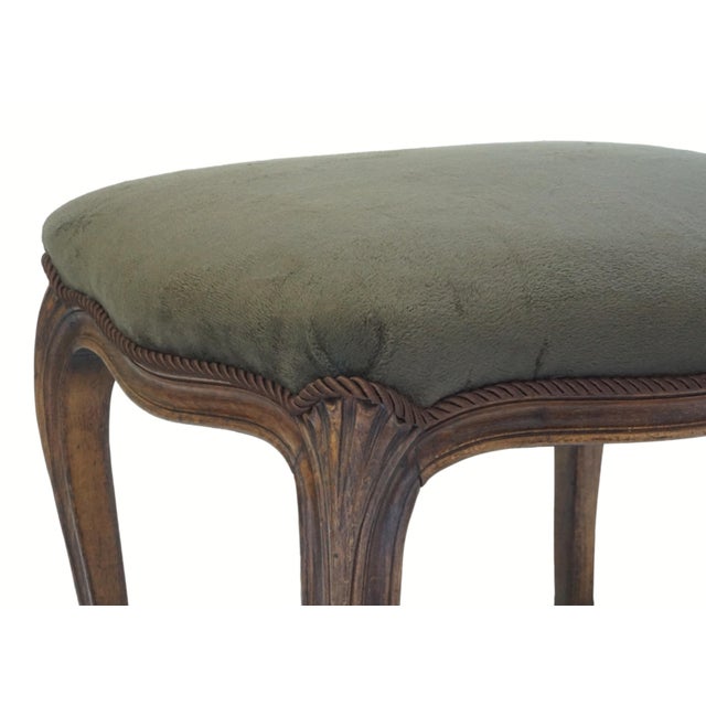 French Mid 20th Century Vintage Low Stool French Louis XV Style Bench Green Velvet Carved Wood For Sale - Image 3 of 4