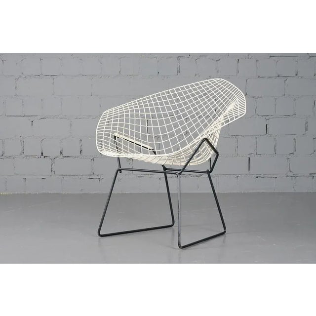 Diamond Chair Model 421 by Harry Bertoia (1915-1978) for Knoll International. Version, black frame, white seat basket,...