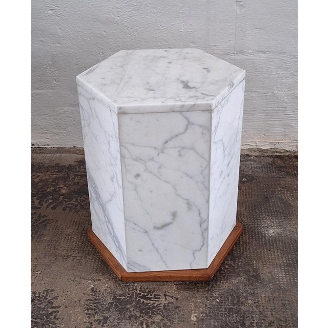 1990s Italian Hexagonal Carrara Marble Monolith Pedestal Side Table, 1990s For Sale - Image 5 of 13