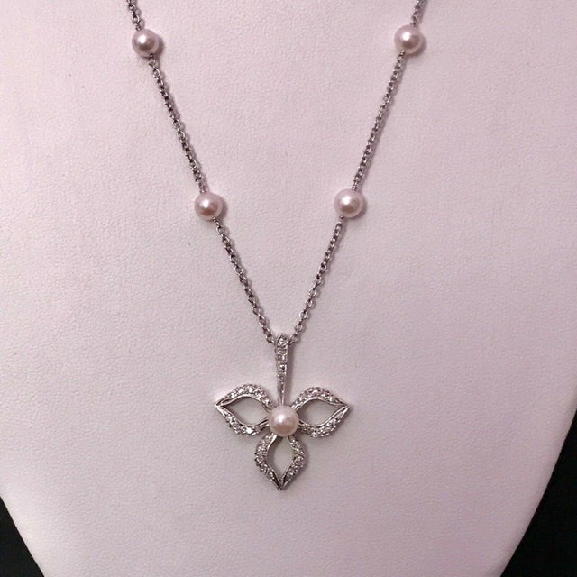 Traditional Diamond Akoya Pearl Necklace 14 Karat Gold Certified For Sale - Image 3 of 12