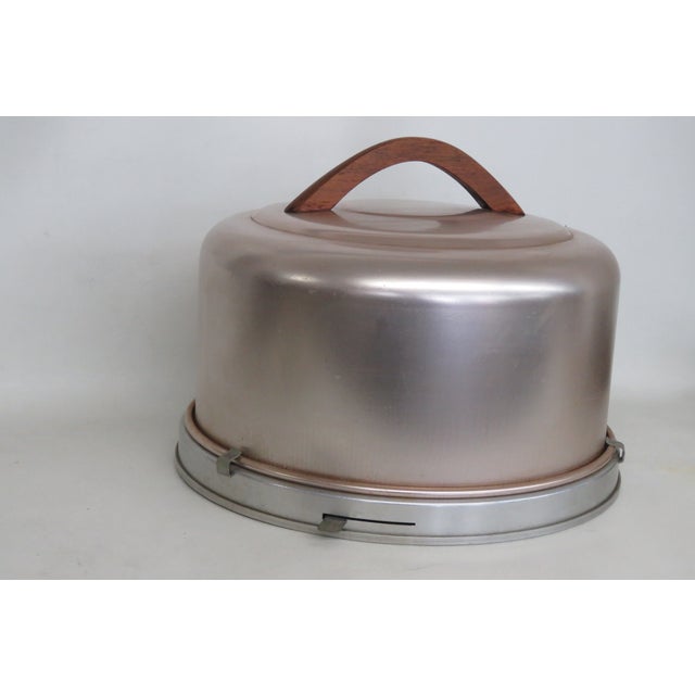 This gorgeous Cake Saver is made of aluminum. This fantastic lidded cake carrier was made in the USA by Mirro is marked as...