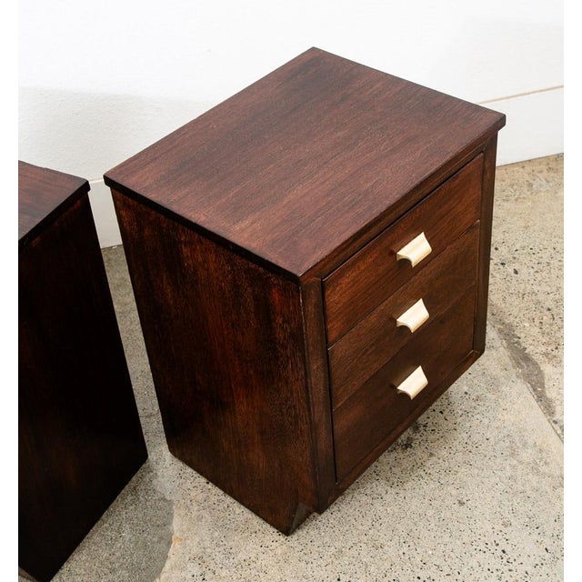 A Pair of Mid Century Modern Nightstands End Side Tables Mahogany 3 Drawers Shelf Vintage For Sale - Image 9 of 12