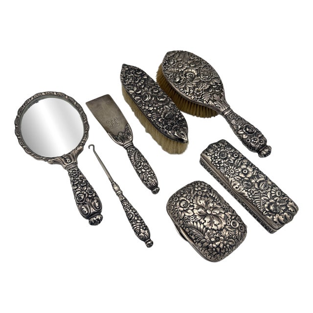 Antique Repoussé Frisiertisch Set in Sterling Silber from Tiffany & Co., 1890s, Set of 7 For Sale