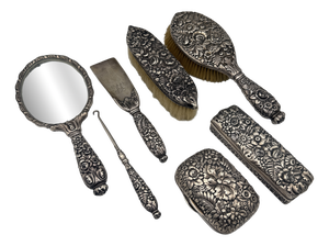 Antique Repoussé Frisiertisch Set in Sterling Silber from Tiffany & Co., 1890s, Set of 7