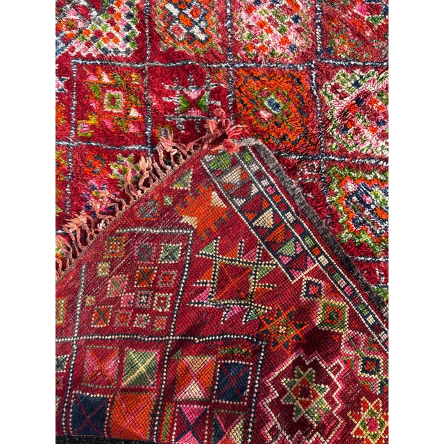 Berber Tribes of Morocco Vintage Moroccan Boujad Rug – Handwoven Wool Berber Area Rug From the 1970s For Sale - Image 4 of 9
