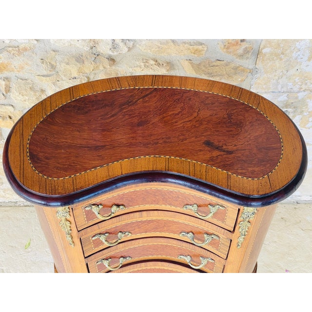 French Louis XV Style Chest of Drawers in Elm Burl and Walnut, 1940s For Sale - Image 3 of 18