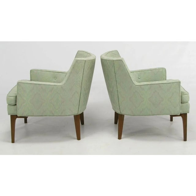 Mid-Century Modern Pair of Curved Back Club Chairs with Button Tufted Upholstery For Sale - Image 3 of 9