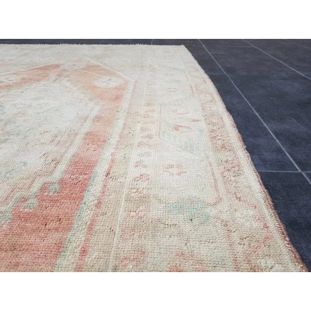 Turkish 1960s Vintage Oushak Handmade Rug- 4′7″ × 8′4 For Sale - Image 3 of 11