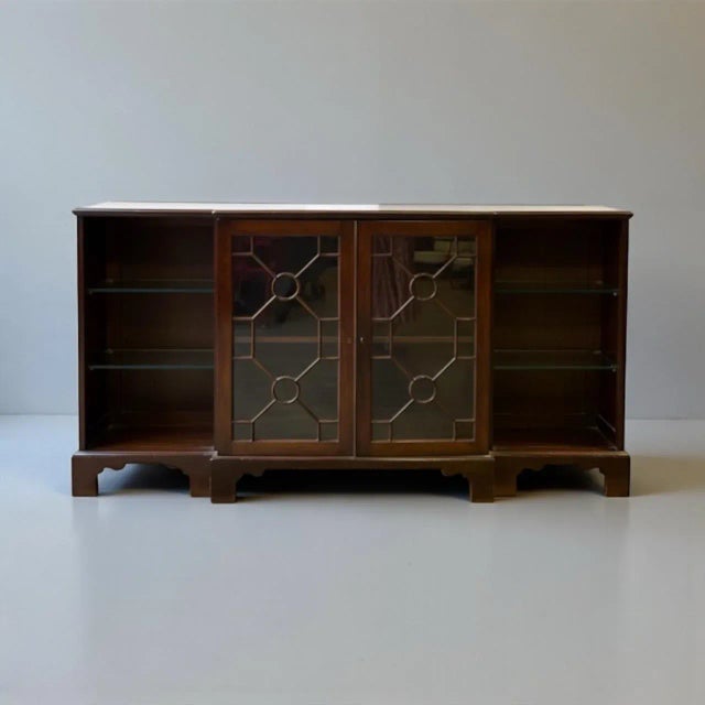Early 19th-C. English Chinese Chippendale Carved Mahogany Bookcase / Cabinet For Sale In Atlanta - Image 6 of 6