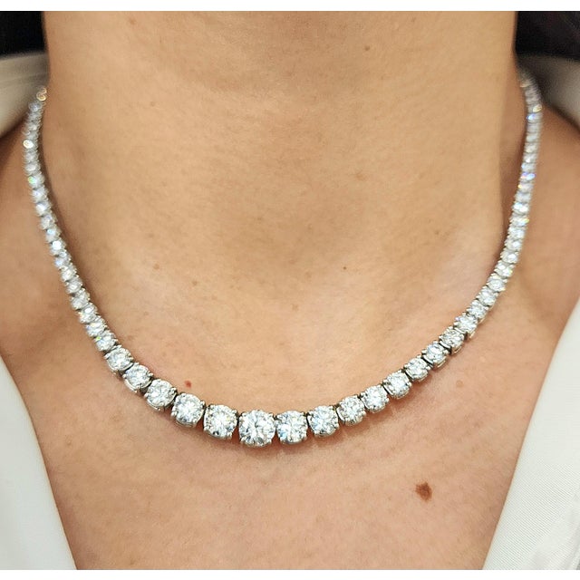 This exquisite diamond necklace features a stunning array of 105 round natural white diamonds, exuding a modern elegance....