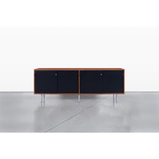 Sienna Mid-Century Modern Walnut and Black Lacquer Credenza by Florence Knoll For Sale - Image 8 of 13