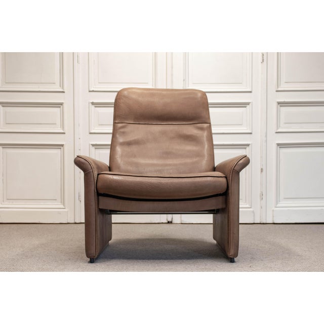 A refined 1960s lounge chair by Swiss manufacturer de Sede. The chair is fully upholstered in high-quality buffalo leather...