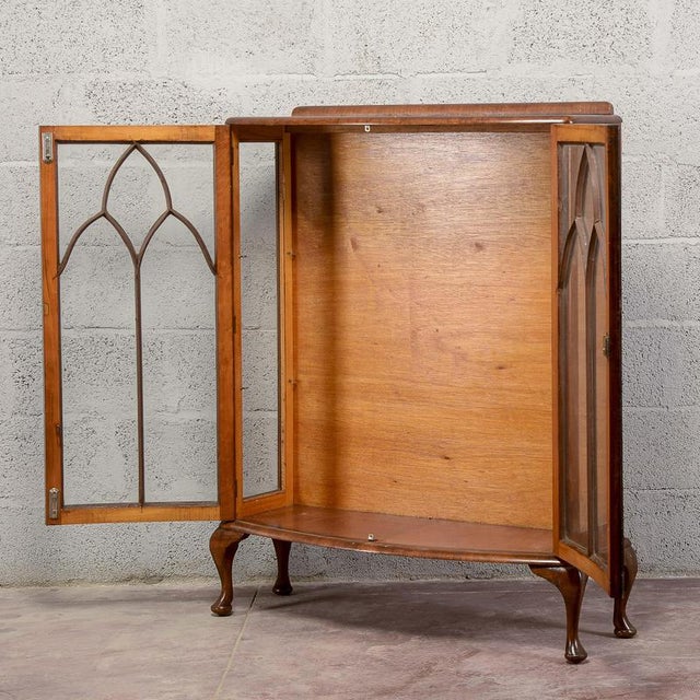 Small English Display Cabinet with Curved Doors and Glass, 1920 For Sale - Image 3 of 9