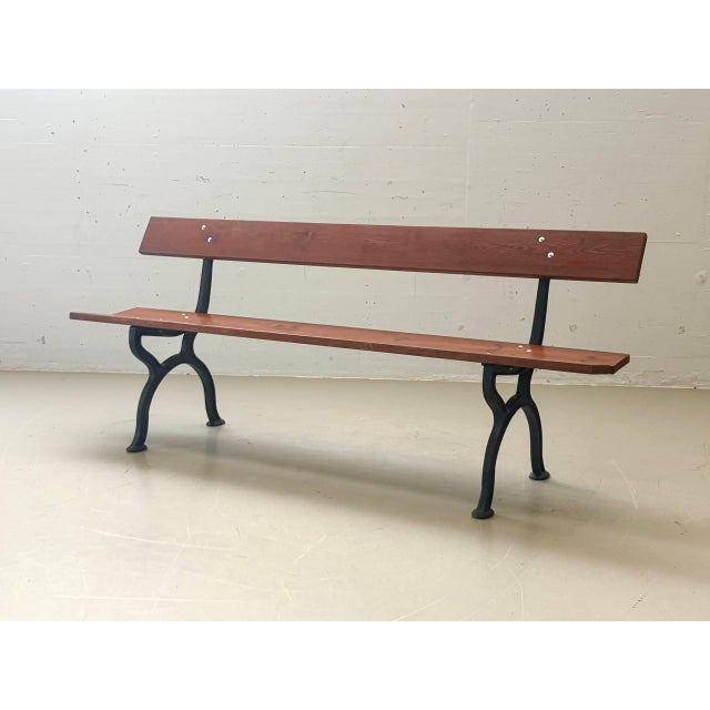 This classic garden bench impresses with its timeless design and robust materials. The wooden slats with their natural...