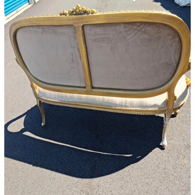 Simple Gold Leaf French-Style Victorian Settee Chair – Elegant Antique-Inspired Sofa For Sale - Image 4 of 6