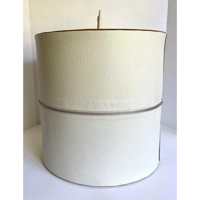 1940s Hollywood Regency White Leatherette Handled Hat Box For Sale - Image 5 of 11