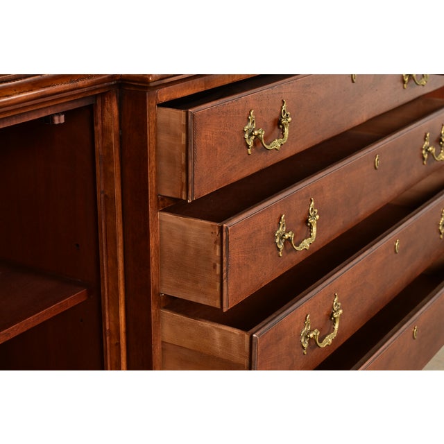 Wood Henredon Georgian Carved Mahogany Lighted Breakfront Bookcase Cabinet For Sale - Image 7 of 17