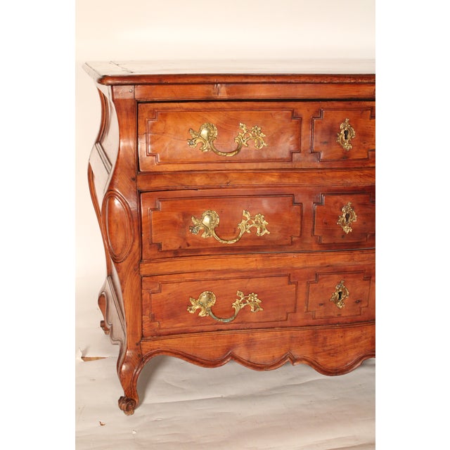 Louis XV Provincial Fruitwood Bombe Chest of Drawers For Sale In Los Angeles - Image 6 of 14