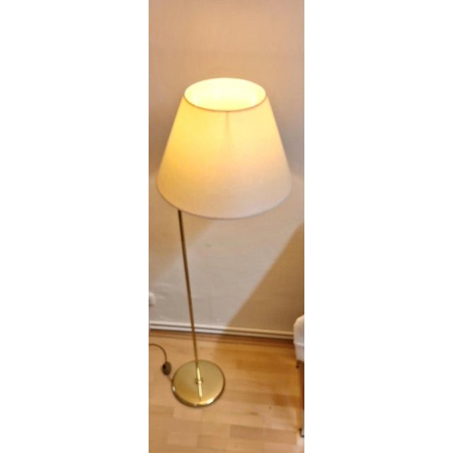 1980s Vintage Floor Lamp with Brass Frame and Cream-Colored Fabric Shade, 1980s For Sale - Image 5 of 7
