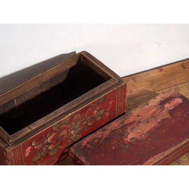 Antique Chinese box with hand-painted floral motifs (c.1900) Dimensions: Length: 35 cm Depth: 17 cm Height: 19 cm Style:...