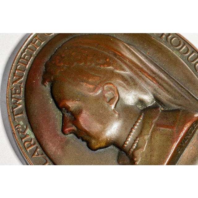 1950s Rare 1950 the Mudlark Irene Dunne Queen Victoria Solid Bronze Movie Plaque Paperweight, 20th Century Fox Memorabilia For Sale - Image 5 of 10
