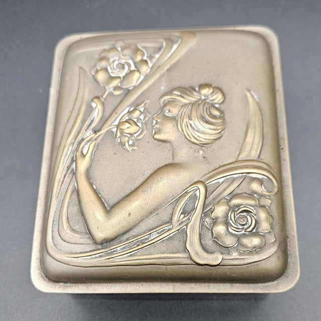 Antique Art Nouveau Silver-Plated Lidded Box, 1890s, in Very Good conditions. Designed 1890 to 1919