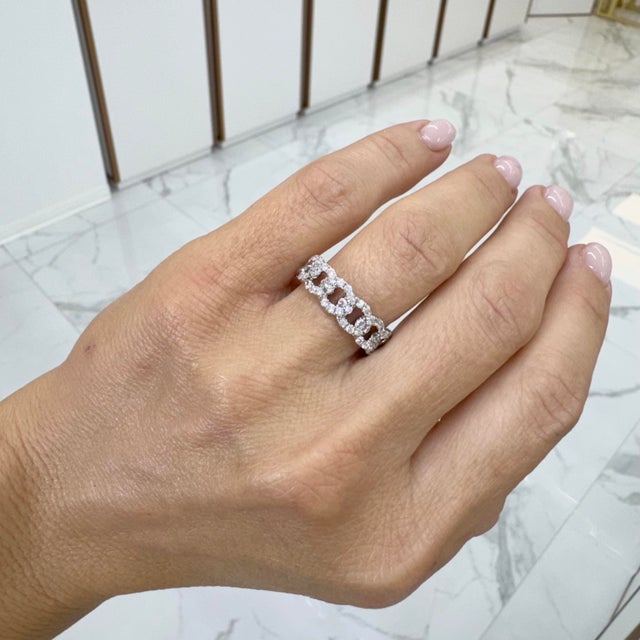 Modern 18k White Gold Link Diamond Band Ring Size 6.5 For Sale - Image 3 of 8