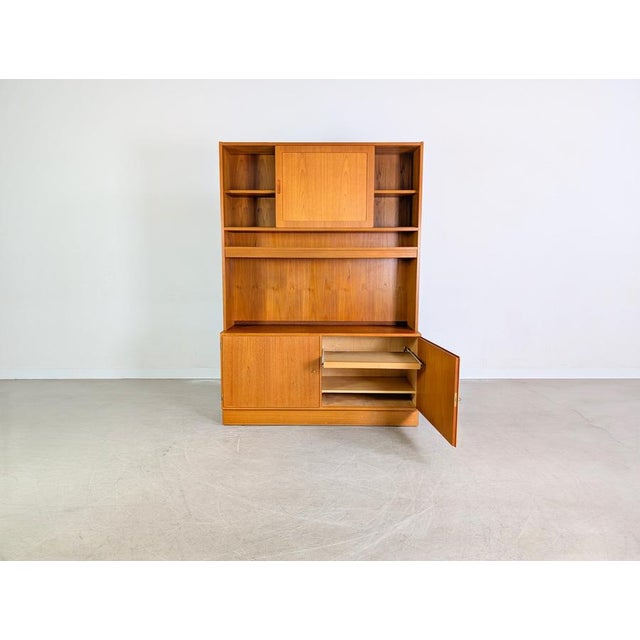 Beautiful mid-century bookcase by Poul Hundevad from the 1960s. The piece has been professionally restored and consists of...