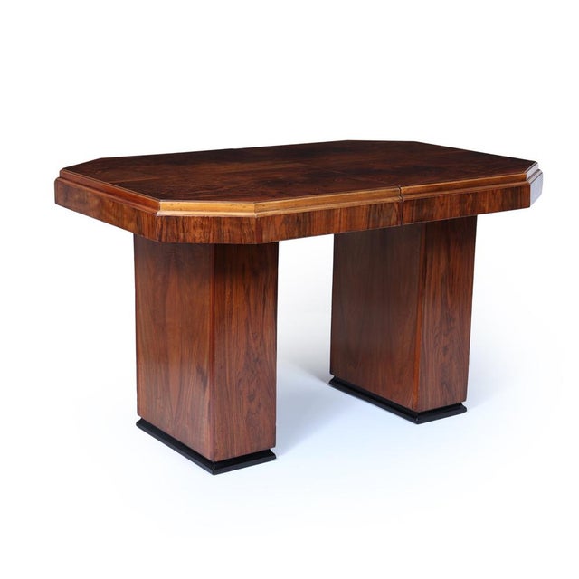 English Art Deco Extending Dining Table in Walnut, 1930, in Very Good conditions. Designed 1920 to 1949