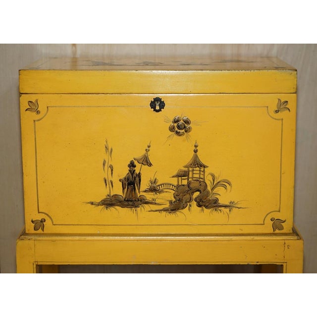 Japanned Yellow Oriental Side Chest on Stand Hand Painted & Lacquered, 1920s For Sale - Image 3 of 18