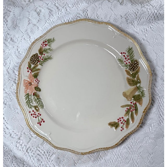 Bring cozy woodland charm to your table with this Pfaltzgraff Garland Spruce dinner plate. Featuring a raised design of...
