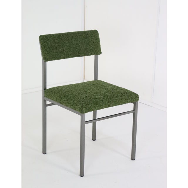 Set of 4 timeless chairs with a gray lacquered sleek metal frame. Set "Traunraut" consists of 4 chairs and has a timeless...