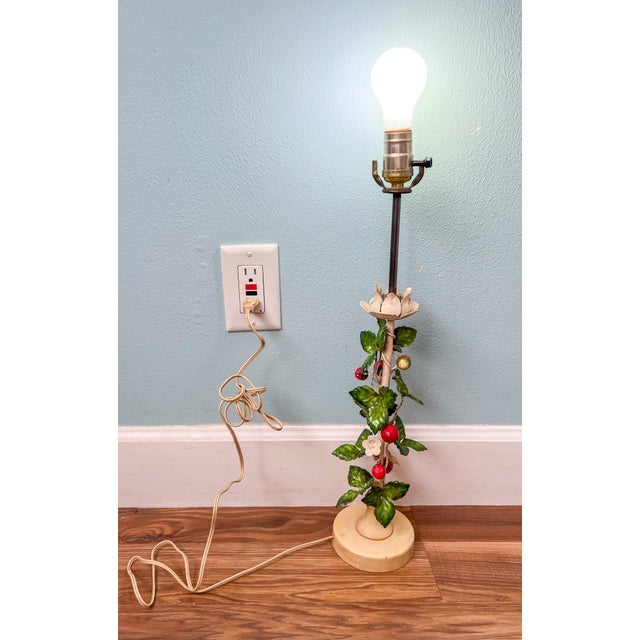 French Country Mid-20th Century Italian Tole Strawberry Table Lamp – Cottagecore / Country French Style For Sale - Image 3 of 12