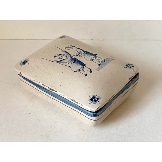 A creamware and paint decorated lidded box. Gold label : made in Italy for Brentanos