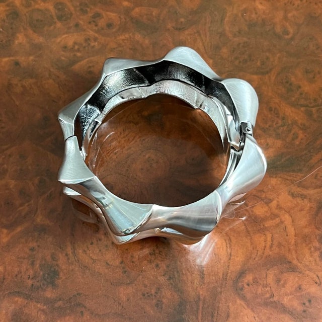 2000 - 2009 Contrasting Pinched Wave Silver Tone Hinged Bangle Set Sculptural For Sale - Image 5 of 9