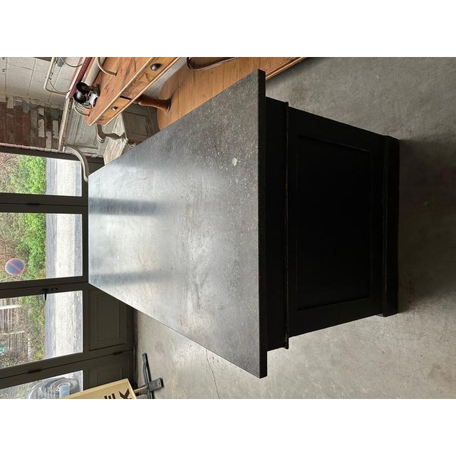 Ilot de magasin recouvert d’une pierre bleue For Sale - Image 6 of 13