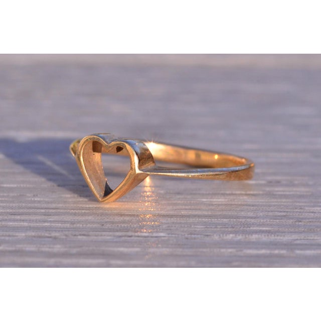 The 149th Avenue: Heart Ring in Yellow Gold For Sale - Image 4 of 10