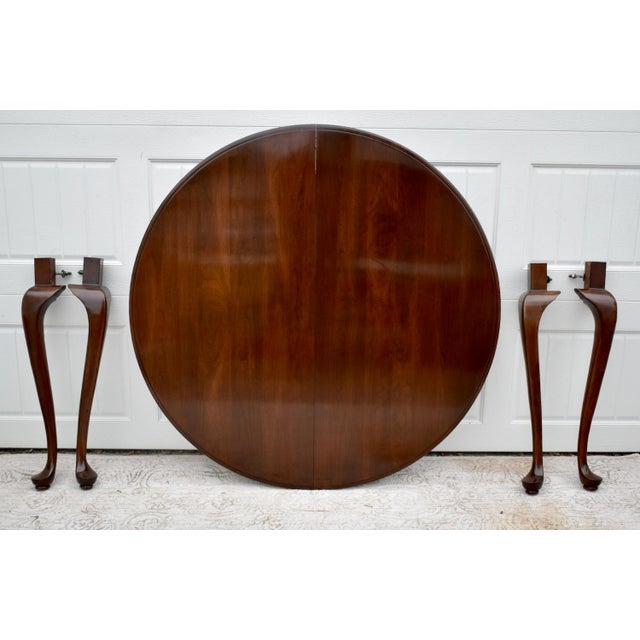1970s Vintage Ethan Allen Round Queen Anne Style Table - No Leaf For Sale - Image 5 of 12