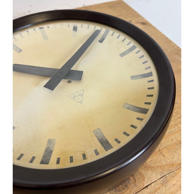 Industrial Brown Bakelite Factory Wall Clock from Pragotron, 1960s For Sale - Image 14 of 18