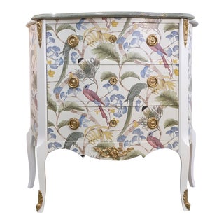 1950s Gustavian Style Commode in Antique White With Exotic Birds Design and Marble Top For Sale