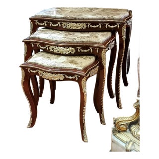 French Rococo Nesting Tables – Set of 3 Marble-Top Accent Tables With Gilded Details For Sale
