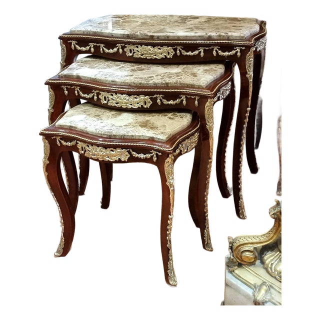 French Rococo Nesting Tables – Set of 3 Marble-Top Accent Tables With Gilded Details For Sale