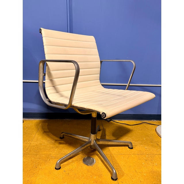 Aluminum Group Office Chair by Charles and Ray Eames for Herman Miller, 1970s For Sale - Image 6 of 8