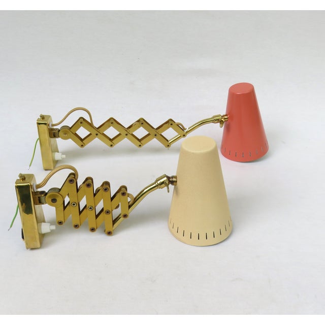 A pair of delicate scissor lights manufactured by SIS-Licht in the 50s. Thanks to their flexibility, these two lights are...