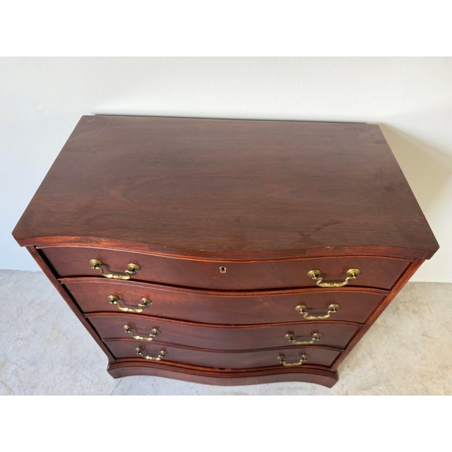 Vintage Serpentine-Front Mahogany Three-Drawer Nightstand / Bachelor’s Chest For Sale In Miami - Image 6 of 12